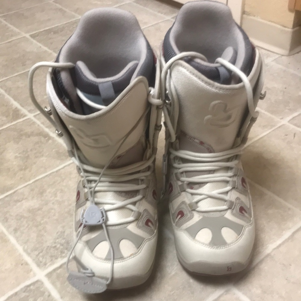 Worn once and have been in the closet ever since. Burton Freestyle ladies size 8